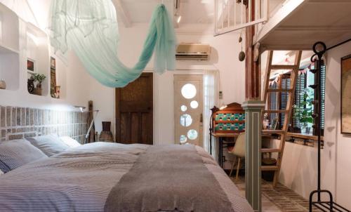 une chambre avec un grand lit dans une pièce dans l'établissement TOKYO Ebisu! 2adults & 2kids Max4ppl FamilyOK!, à Tokyo