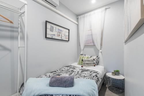una piccola camera con letto e finestra di Tiny Private Single Bed With In Sydney CBD Near Train UTS DarlingHar&ICC&Chinatown 1 - ROOM ONLY a Sydney