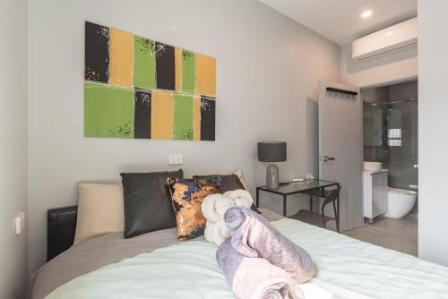 un dormitorio con una cama con animales de peluche en 1 Private Double Room in Sydney CBD Near Train UTS DarlingHar&ICC&Chinatown with ensuite - ROOM ONLY en Sídney