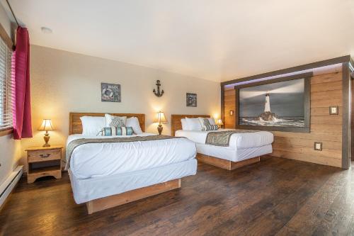 a bedroom with a bed and a dresser at Wanderlust Inn in Ocean Shores