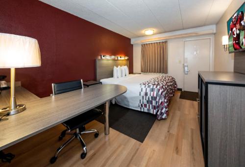 Postel nebo postele na pokoji v ubytování Red Roof Inn Edison
