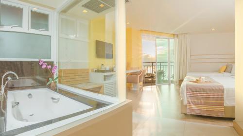 Imagen de la galería de Pattaya Sea View Hotel - SHA Extra Plus, en Pattaya central