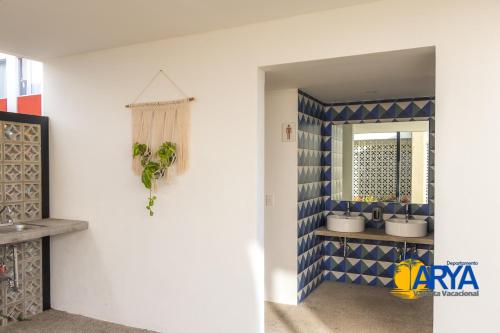Disfruta Vallarta, lindo departamento, gran ubicación alberca, nuevo في بويرتو فايارتا: حمام مغسلتين ومرآة