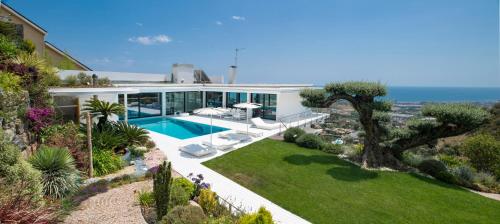 eine Luftansicht eines Hauses mit Pool in der Unterkunft Ibiza style Barcelona luxury Villa in Badalona