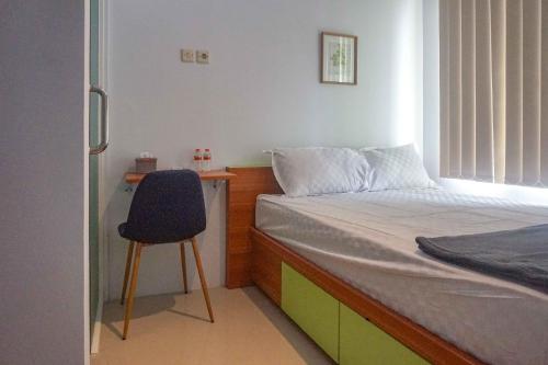 Кровать или кровати в номере Cendrawasih Residence Mitra RedDoorz
