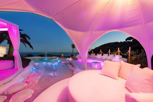 Bassein majutusasutuses Ibiza style Barcelona luxury Villa või selle lähedal