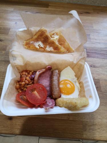 ein Frühstücksteller mit Eiern, Würstchen, Bohnen und Toast in der Unterkunft White Cottage B and B in Spilsby