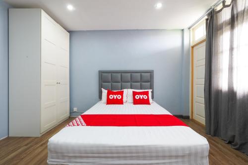 ein Schlafzimmer mit einem großen Bett mit roten Kissen in der Unterkunft OYO 615 Bossa House Hostel & Cafe in Bangkok