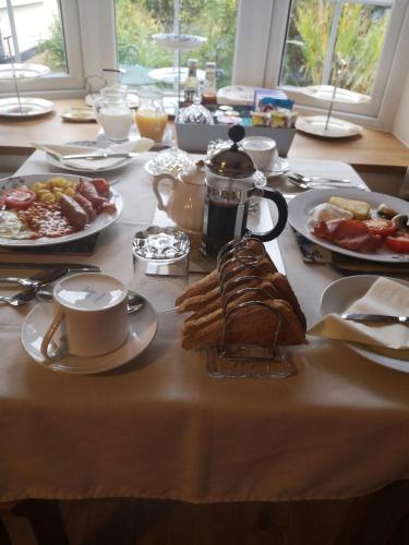 einen Tisch mit Frühstückszutaten und Kaffee darauf in der Unterkunft White Cottage B and B in Spilsby