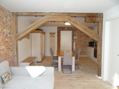 eine Küche und ein Esszimmer mit Tisch und Stühlen in der Unterkunft Speicher Residenz Barth E1 App 9 in Barth