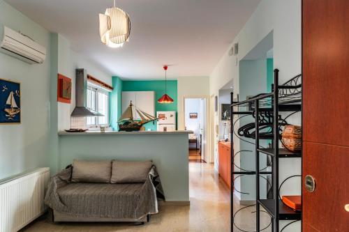 ein Wohnzimmer mit einer Wendeltreppe und eine Küche in der Unterkunft Erika's Oasis - Stylish Gem inthe Heart of History in Kalamata