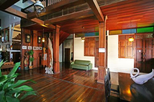 Ruang duduk di Tony's Place Ayutthaya