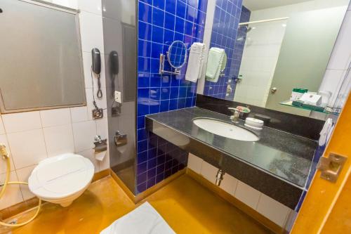 a bathroom with a toilet and a sink at Capitol Hill in Rānchī