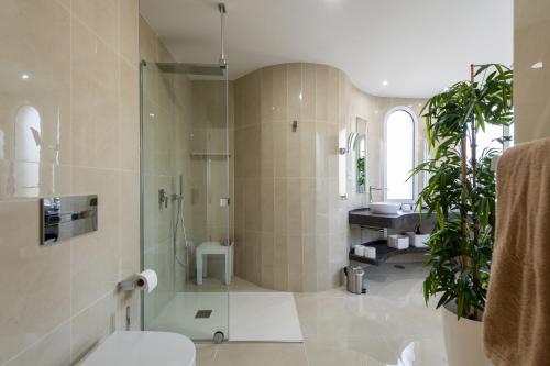 Bathroom sa Luxury Terrace Ocean view-P67B By CanariasGetaway