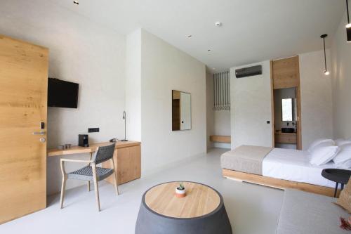 1 dormitorio con cama, escritorio y mesa en Monastery Estate Retreat en Sougia