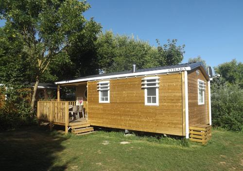 Chaillé-les-MaraisCamping l'île Cariot的大型小木屋,设有草地门廊