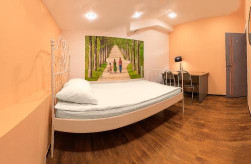 1 dormitorio con 1 cama con una pintura en la pared en Comfort Park Hostel, en Moscú