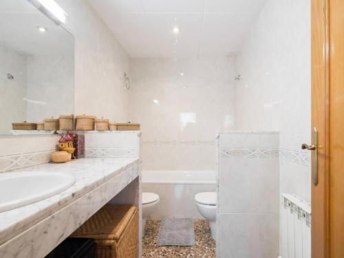 Koupelna v ubytování Sunny apartment 3 blocks to the beach