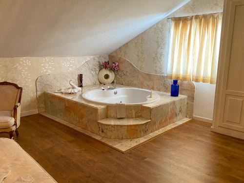uma casa de banho com banheira num quarto em Hotel Principe em Albacete