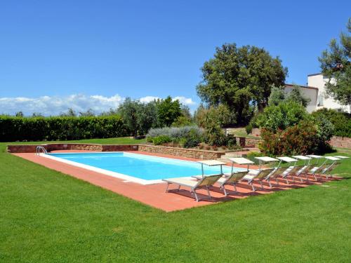 een groep stoelen en een zwembad bij Villa di Vinci by Interhome in Cerreto Guidi