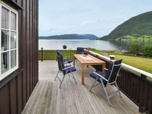une terrasse avec des chaises et une table et une vue sur le lac dans l'établissement Chalet Bøgeilen - FJM303 by Interhome, à Heggem