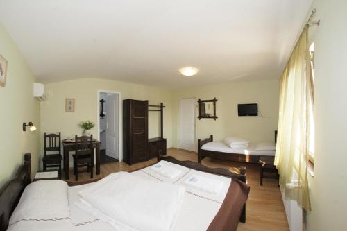 1 dormitorio con 1 cama, escritorio y 1 cama en Casa Oana, en Iaşi