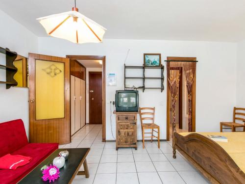 TV a/nebo společenská místnost v ubytování Studio Roses Holiday Center-11 by Interhome
