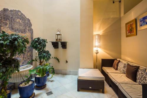salon z doniczkami i kanapą w obiekcie Veoapartment Casa Catedral w Sewilli