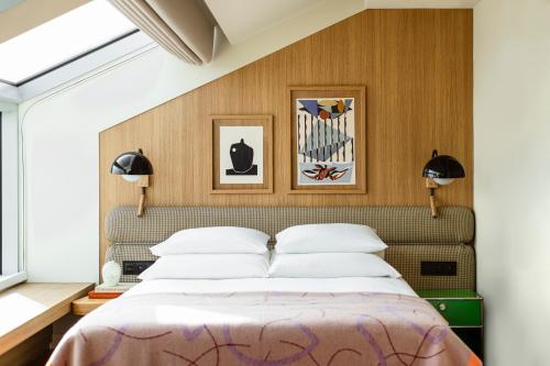 سرير أو أسرّة في غرفة في بورو كراكوف ستير مياستو