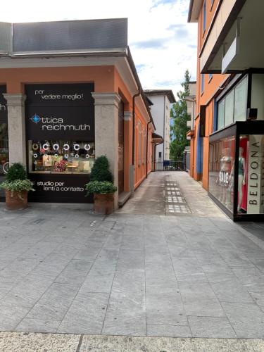 an empty street in front of a store at CASA DOYA - Appartamento vintage in Muralto