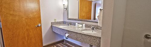 Baño con 2 lavabos y espejo en Holiday Inn Manahawkin/Long Beach Island, an IHG Hotel en Manahawkin