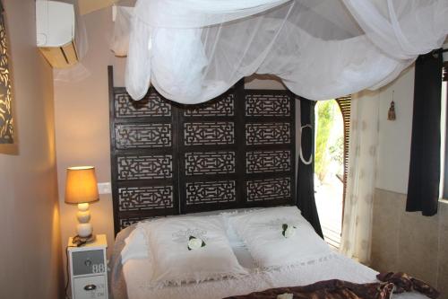 En eller flere senge i et værelse på Lodge Ylang Ylang, LIANE DE JADE 974 -piscine - jacuzzi privatif