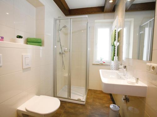 uma casa de banho com um chuveiro, um WC e um lavatório. em Strandpension Seejuwel em Sankt Kanzian