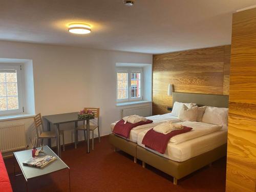 Hotel Berghaus Stuben tesisinde bir odada yatak veya yataklar