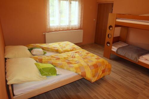 מיטה או מיטות בחדר ב-Apartmán U Kačáku