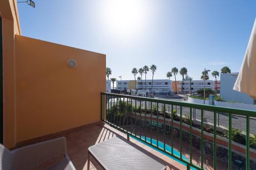 balcone con vista su una strada e sulle palme di Apartamentos Cordial Judoca Beach a Playa del Ingles