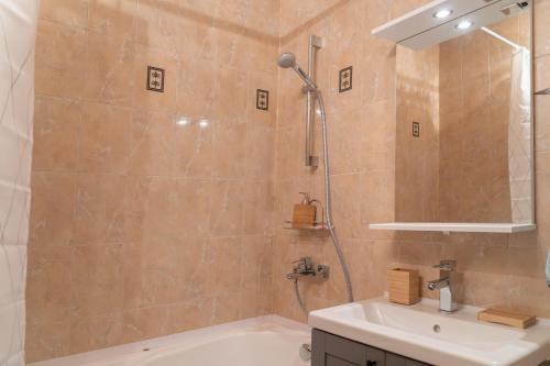 Phòng tắm tại ALFA apartment