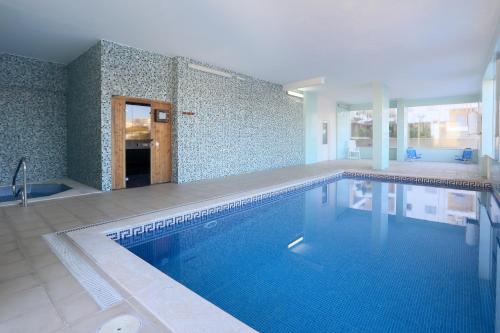 3-Bedroom Apartment with Pool Gym & Jacuzzi