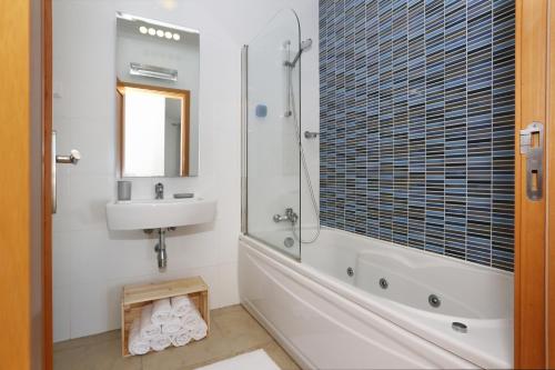 3-Bedroom Apartment with Pool Gym & Jacuzzi