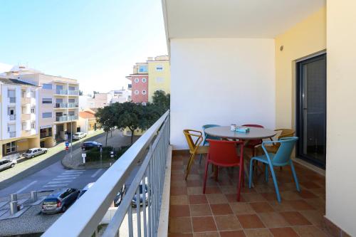 3-Bedroom Apartment with Pool Gym & Jacuzzi