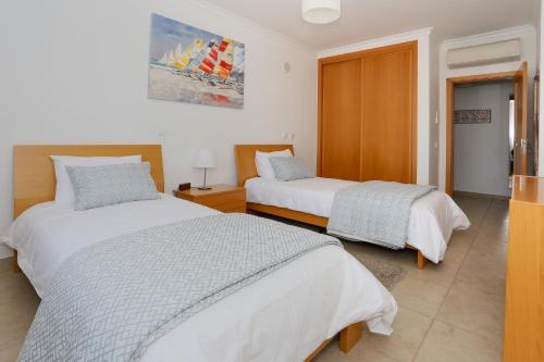 Ένα ή περισσότερα κρεβάτια σε δωμάτιο στο 3-Bedroom Apt Sleeps 6 Pool Gym & Jacuzzi