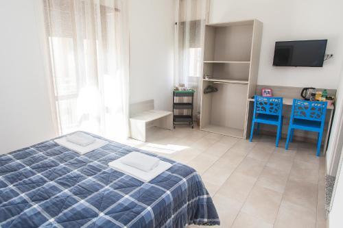um quarto com uma cama, uma mesa e cadeiras em B&B Al Ponte em Potenza