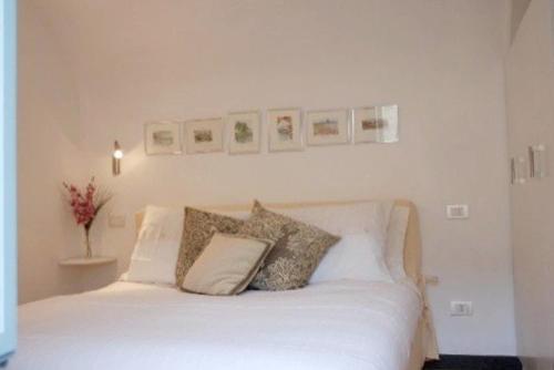 Castelbianco的住宿－Castello stunning property，客房内的白色床和枕头