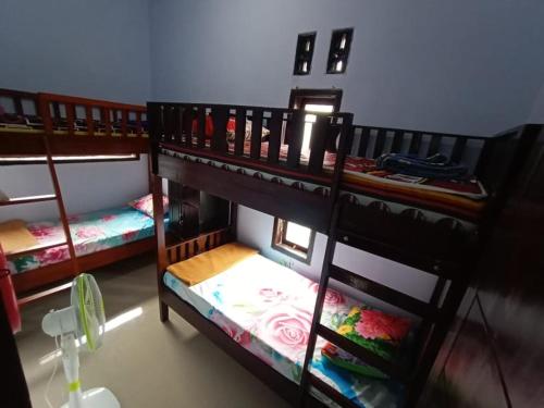 Katil dua tingkat atau katil-katil dua tingkat dalam bilik di D'corner Homestay