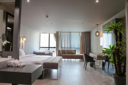 una camera d'albergo con letto e soggiorno di Pasaport Pier Hotel a Smirne
