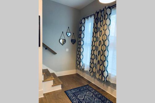 una camera con corridoio, finestra e tappeto di cowart a Chattanooga