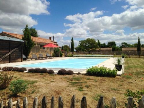 Der Swimmingpool an oder in der Nähe von Villa de 5 chambres avec piscine privee et jardin a Saint Cyr en Talmondais