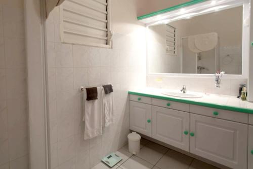 Et badeværelse på Appartement moderne à Sainte-Anne 42 m² avec piscine partagée