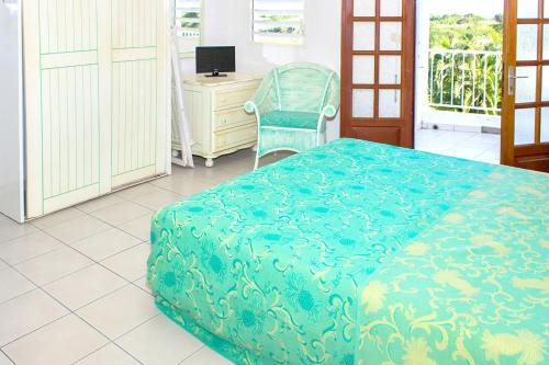 En eller flere senge i et værelse på Appartement moderne à Sainte-Anne 42 m² avec piscine partagée