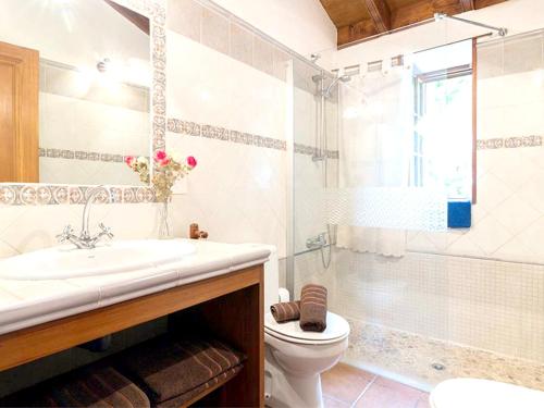 Et badeværelse på Welcoming house with pool in San Cristóbal, 70 m²